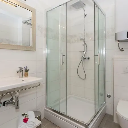 Pensión Luxury Saint Jacob 4*